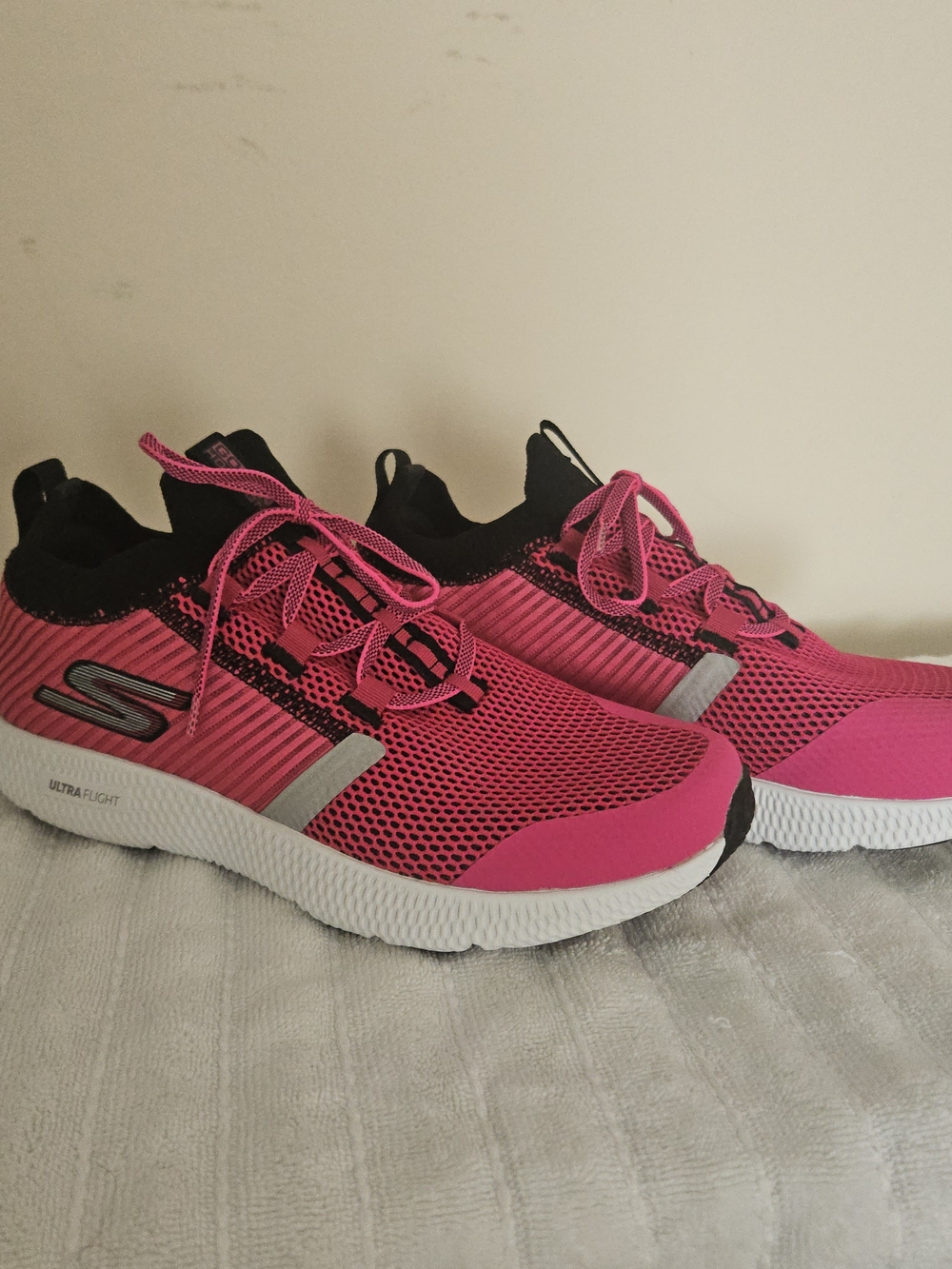 SKECHERS GO RUN Horizon Pink/Black Mesh Lace-Up Low Top Women’s Sneakers